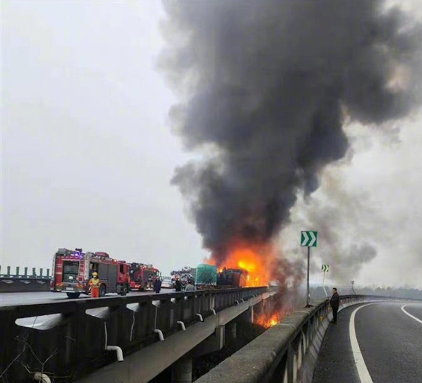 中國湖長長沙許廣高速公路4日發生49車追撞事故，許多車輛堆疊好幾層，大火延燒6小時才撲滅，已知16死66傷。（圖翻攝自微博）