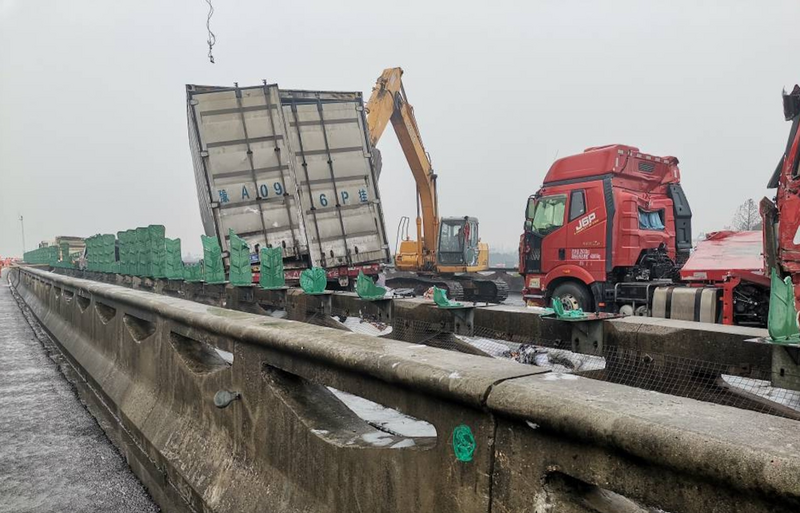 中國湖南長沙許廣高速公路4日發生49車追撞事故，許多車輛堆疊好幾層，大火延燒6小時才撲滅，已知16死66傷。（圖翻攝自微博）