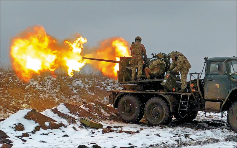 烏軍四日擊退俄軍對東部巴赫姆特市的最新攻勢；圖為烏軍以機動性高射砲猛轟俄軍。（歐新社）