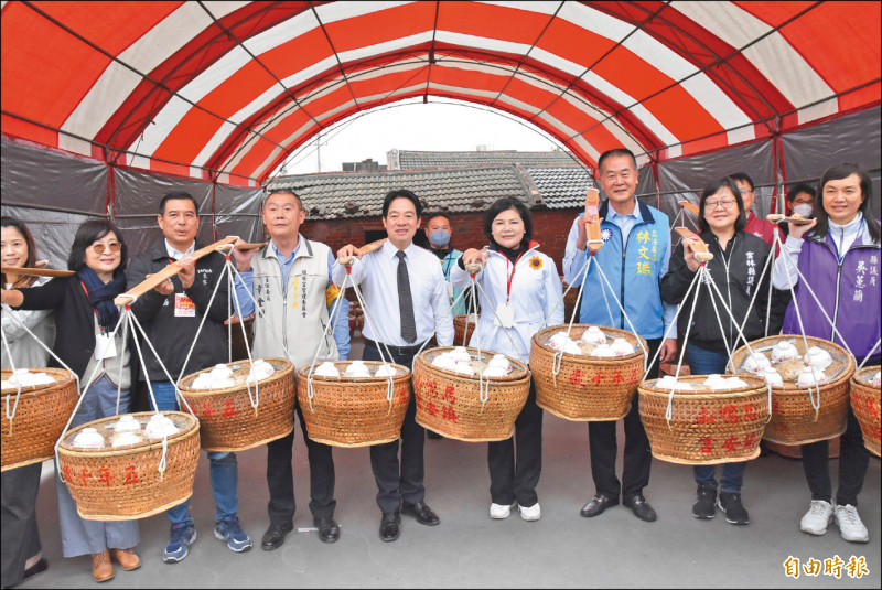 副總統賴清德（中）參加鎮安宮五年千歲吃飯擔活動，與雲林縣長張麗善（右四）、鎮安宮主委章金樹（左四）等人一起體驗擔飯擔。（記者黃淑莉攝）