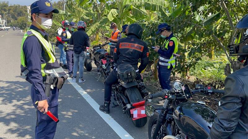 旗山警方結合公路總局高雄市區監理所旗山監理站、環保局等單位，對182線道汽機車進行聯合稽查，今年短短1個多月已取締告發76件交通違規。（民眾提供）