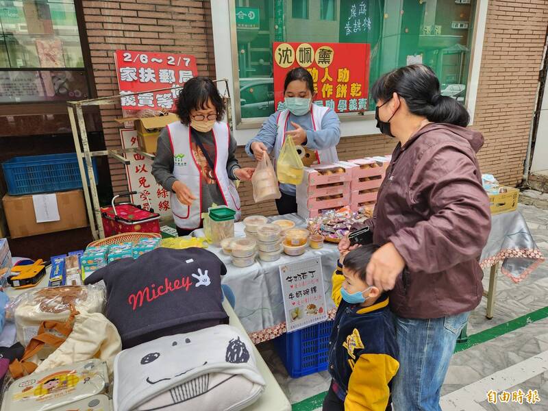 北台南家扶中心新學期助學金缺口仍高達146萬元，今日起連兩天於7處郵局義賣募款，邀請民眾響應。（記者王涵平攝）