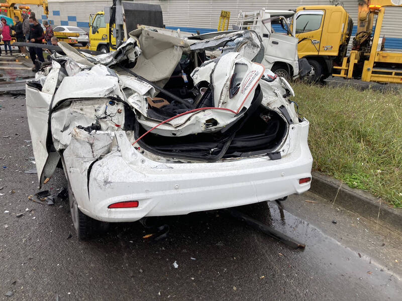 林姓前電視台地方記者駕駛車輛當時遭混凝土攪拌車撞擊後，一度受困車內，白色轎車如今已成廢鐵。（記者陳恩惠翻攝）