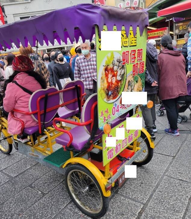 許多遊客到鹿港小鎮都會選擇搭乘觀光三輪車，但亂停亂竄的交通亂象讓觀光品質大打折扣。（民眾提供）