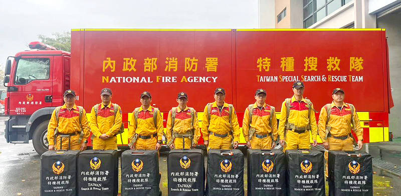 Members of the National Fire Agency’s Special Rescue Team yesterday prepare to depart for a rescue mission to Turkey after it was struck by a magnitude 7.8 earthquake early yesterday.
Photo: screen grab from the National Fire Agency’s Facebook page