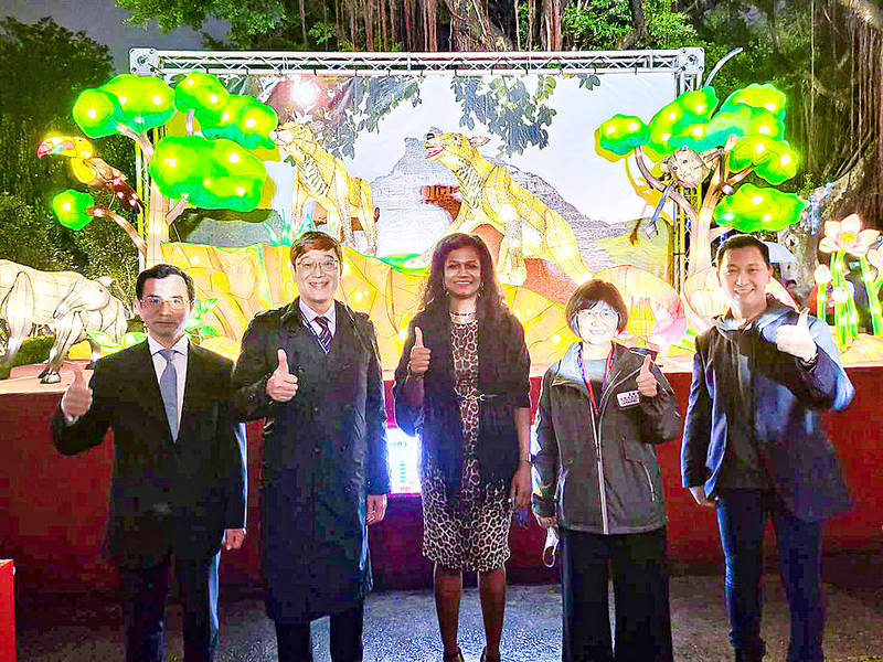 Belizean Ambassador to Taiwan Candice Pitts, center, and staff from the Central America Trade Office pose for photograph in front of the “Jaguar Preserve and Wondrous Wildlife” lantern presented by the embassy of Belize at the Sun Yat-sen Memorial Hall in Taipei on Sunday.
Photo courtesy of the Central America Trade Office