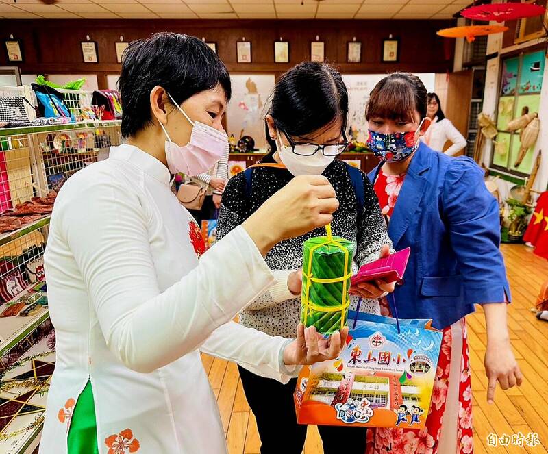 南市推動新住民語多元化，在東山國小辦理沉浸式體驗營，吸引外縣市師生參加，希望學生提升國際觀與多元文化視野。 （記者王涵平攝）