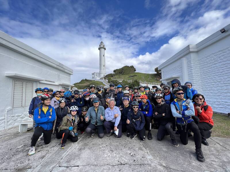 離開舒適圈！新竹市光華國中40多名學生日昨完成綠島三鐵環境生態探索課程，師生及家長都說超感動（學校提供）