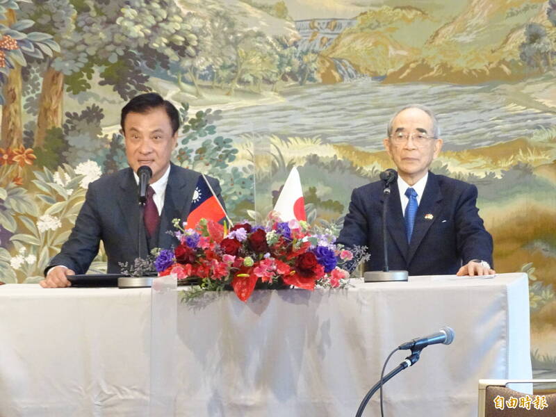 「第46屆台日經貿會議」7日在東京舉行閉幕式，台灣日本關係協會會長蘇嘉全（左）與日本台灣交流協會會長大橋光夫（右），在閉幕式中致詞，對於相隔3年召開的實體會議表示非常高興。（記者林翠儀攝）