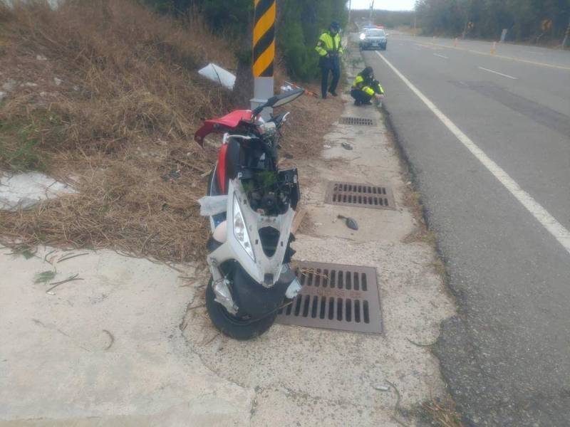 陳男騎機車載黃女自撞路燈桿死亡，陳男的妻子才得知丈夫背叛她。（澎湖警方提供）