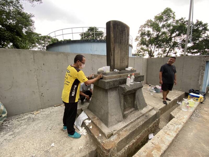 中埔自來水廠內「飲水思源」紀念碑記錄天主聖言會、地方人士奔走建廠的事蹟。（鐘嘉順提供）