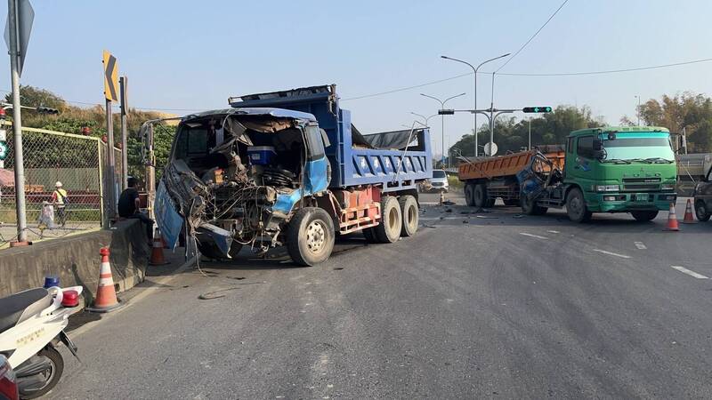 國道10號燕巢交流道下嘉保路，今天下午3點多發生一起大貨車迴轉與另1部同向曳引車擦撞意外。（民眾提供）