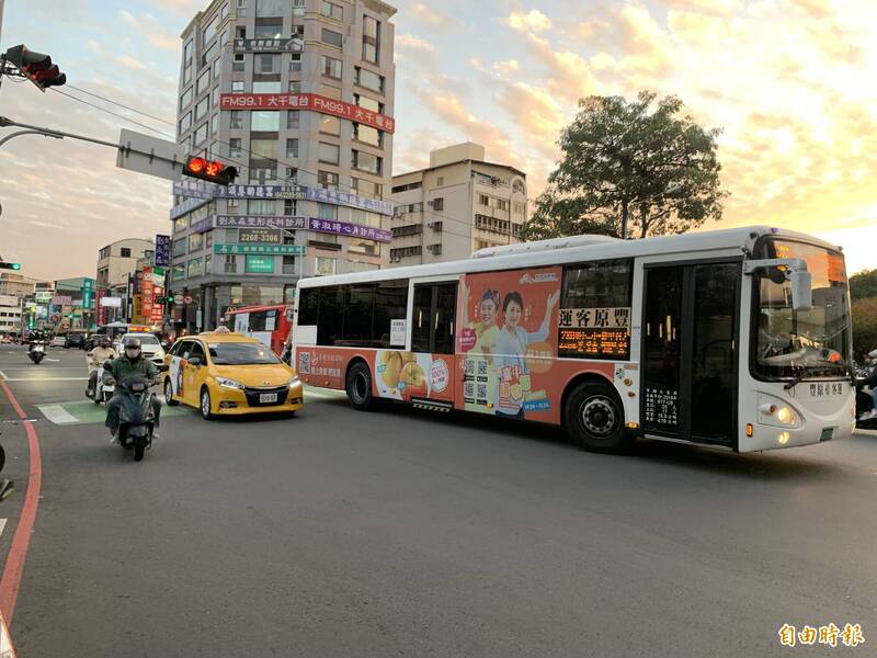 市府公佈去年中市五大交通違規包括違規停車、一般道路超速、通行費未繳、轉彎或變換車道未依規定，以及闖紅燈。圖中車輛與本文無關。（記者蔡淑媛攝）