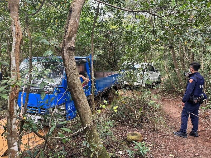 警方找來4輪傳動吉普車拉著蔡男駕駛的貨車脫困。（圖由警方提供）