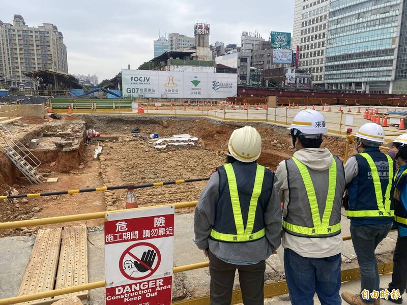 桃園捷運綠線G07站工程在台鐵桃園車站施工發現清代鐵道遺構、日治時代舊桃園驛遺構等考古遺址；遺址現場去年曾經開放民眾入內，現場導覽。（記者吳書緯攝）