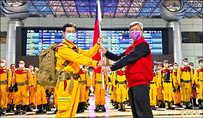 台灣搜救隊第二梯次昨晚出發，由行政院長陳建仁（右）授旗。（記者姚介修攝）