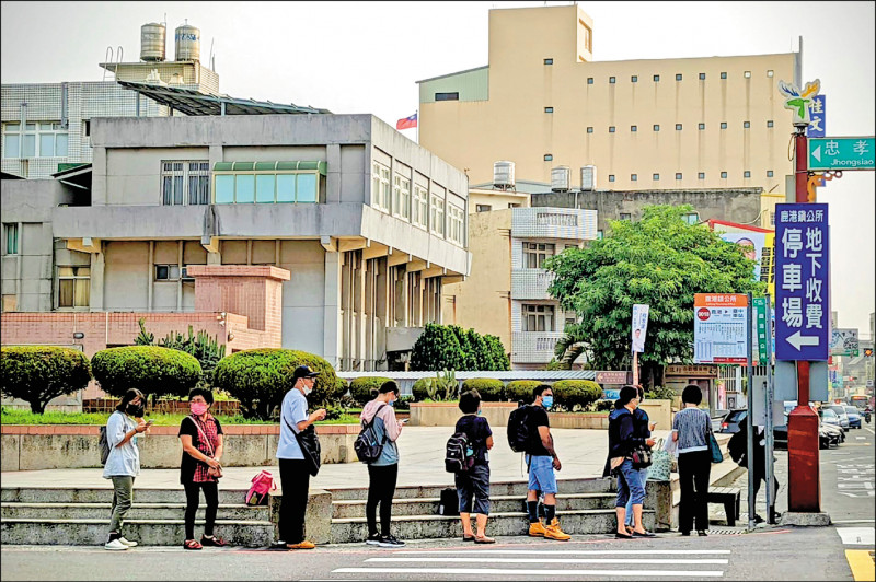 中鹿客運改為招呼站後，民眾帶著大包小包吹風日曬淋雨等公車。（取自鹿港學哥臉書）