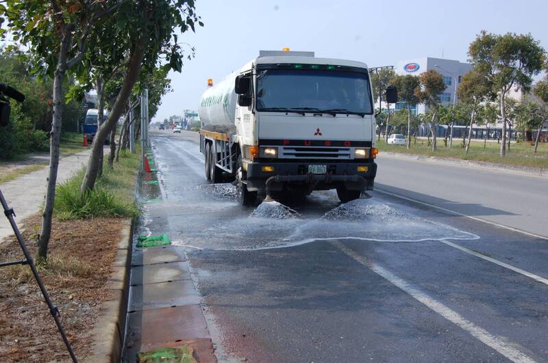 秋冬空污季，南市環保局加強洗掃街車，以減緩空品惡化。（資料照）