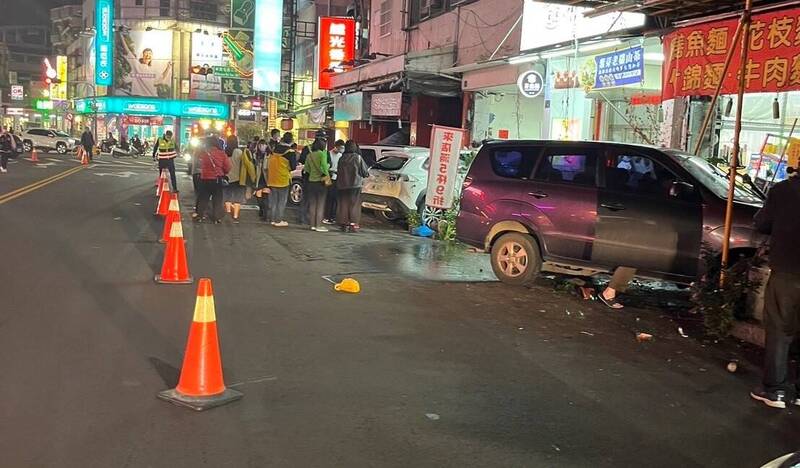 肇事深色廂型車撞飛路人（圖後位置），之後撞入麵店。（民眾提供）