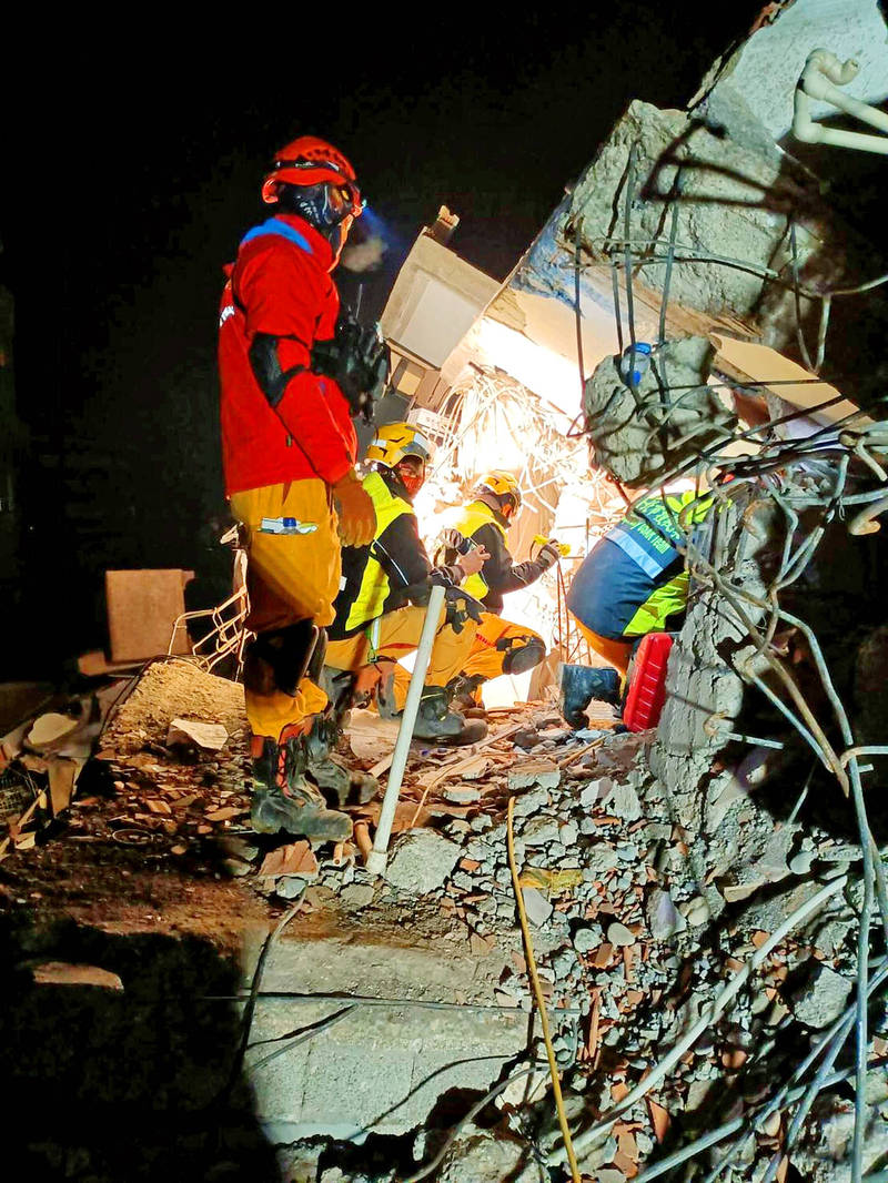 A Taiwanese search-and-rescue team discovers a survivor trapped under rubble in Adiyaman, Turkey, on Wednesday night.
Photo courtesy of the National Fire Agency