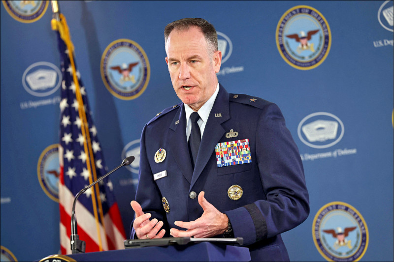 美國國防部發言人賴德八日在記者會上談中國間諜氣球。（法新社）