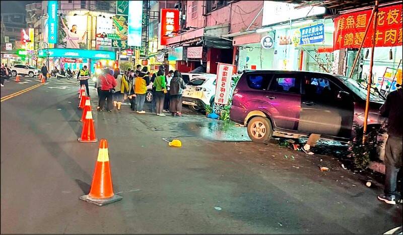 台中昨發生廂型車高速撞入麵店的驚悚車禍，駕駛人疑似癲癇發作釀禍。（資料照，民眾提供）