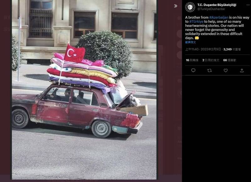 流離失所的亞塞拜然男子巴什爾利開著他的老舊汽車,載著一堆物資要送往土耳其援助災民,照片在網路上引起廣大迴響。(取自土耳其駐塔吉克大使館推特@TurkiyeDushanbe) 流離失所的亞塞拜然男子巴什爾利開著他的老舊汽車,載著一堆物資要送往土耳其援助災民,照片在網路上引起廣大迴響。(取自土耳其駐塔吉克大使館推特@TurkiyeDushanbe)