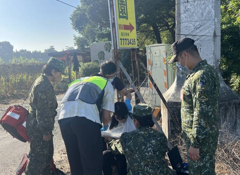 航特部所屬空訓中心官兵先救人再跳傘，半路救助車禍傷患。（民眾提供）