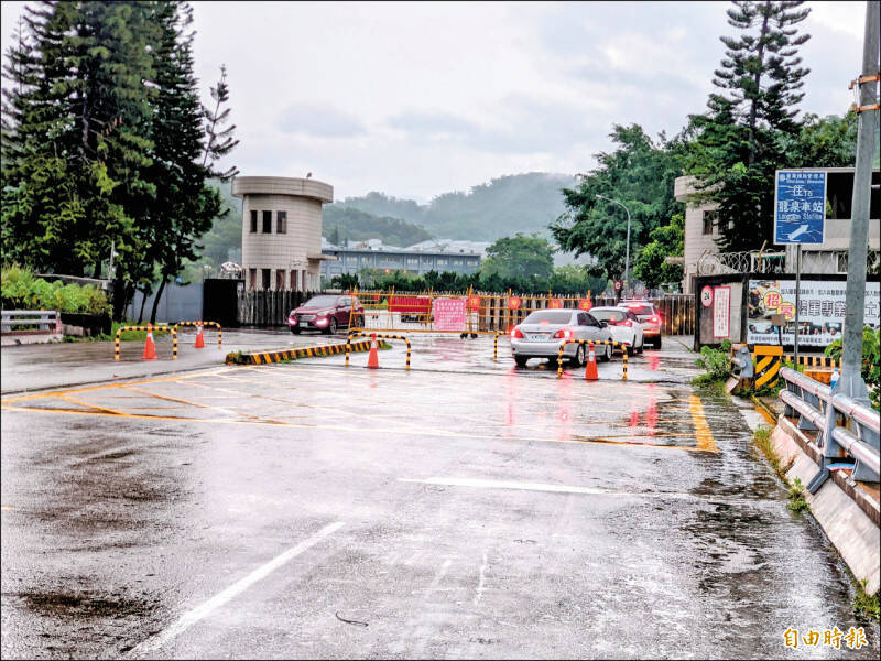 吳姓女兵收假回營返回集集兵整中心，在軍營前下車（白線內），竟遭前男友張嫌開車從後方追撞，造成吳女下半身重傷。（資料照）