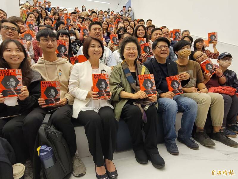 紅色鋼鐵人潘孟安簽書會回屏東舉辦，監察院長陳菊、縣長周春米到場力挺。 （記者葉永騫攝）