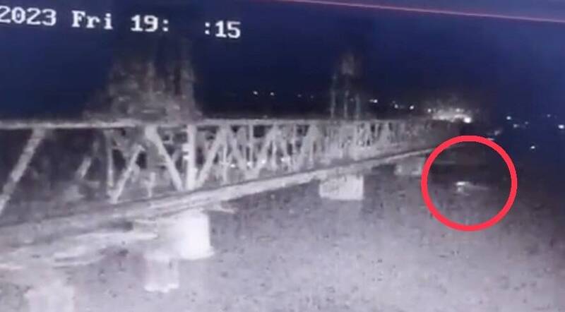 近日傳出俄羅斯疑似使用自殺式小艇（紅圈者）執行任務，炸毀南部城市敖德薩一座跨海大橋。（本報合成，圖擷取自推特）