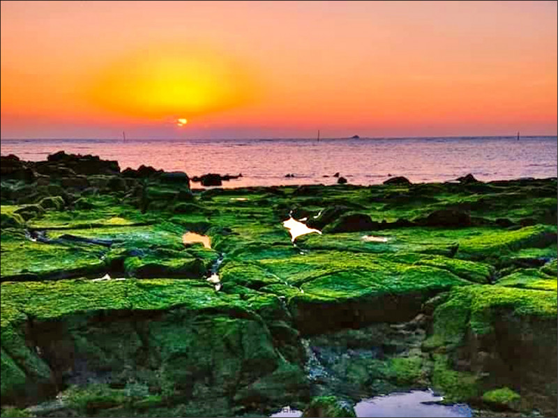 隨著春天的腳步接近，四面環海的澎湖群島，在菓葉灰窯前海岸線，出現綠石槽季節限定美景。（民眾許紅玉提供）