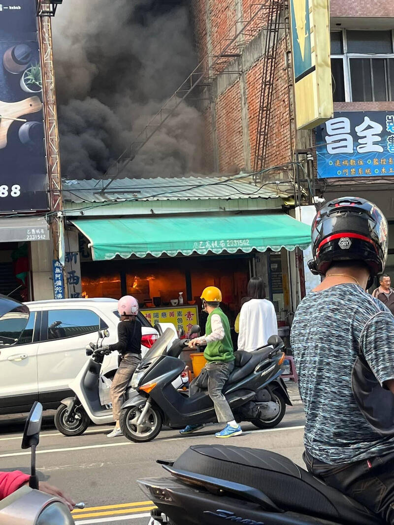 一層樓的店鋪從屋內起火。（民眾Sunny Ku提供）