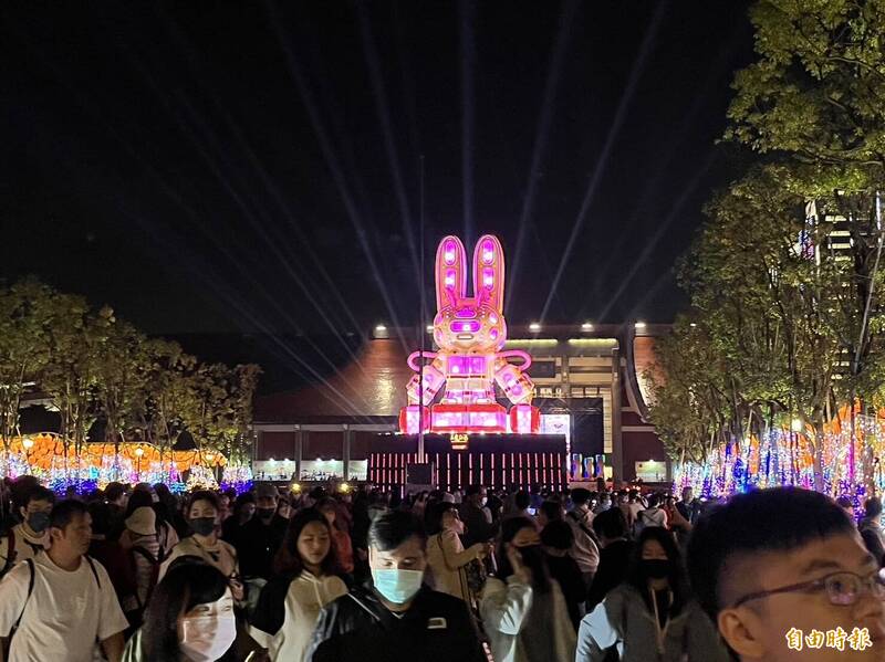 台灣燈會湧人潮 國父紀念館達21萬人「將停止展演」 - 生活 - 自由時報電子報