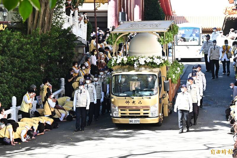 星雲法師法體真身經過選佛場。（記者李惠洲攝）