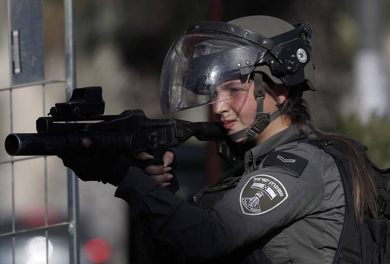 以色列軍隊週日突襲了約旦河西岸城市傑寧，造成一名14歲少年死亡。圖為執勤中的以色列邊防警察。（歐新社）