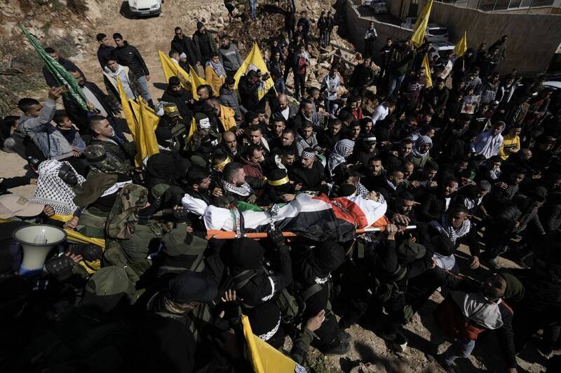 巴勒斯坦男子拉揚在約旦河西岸，遭1名以色列殖民者開槍射殺。圖為葬禮上哀悼者抬著27歲拉揚的屍體。（美聯社）