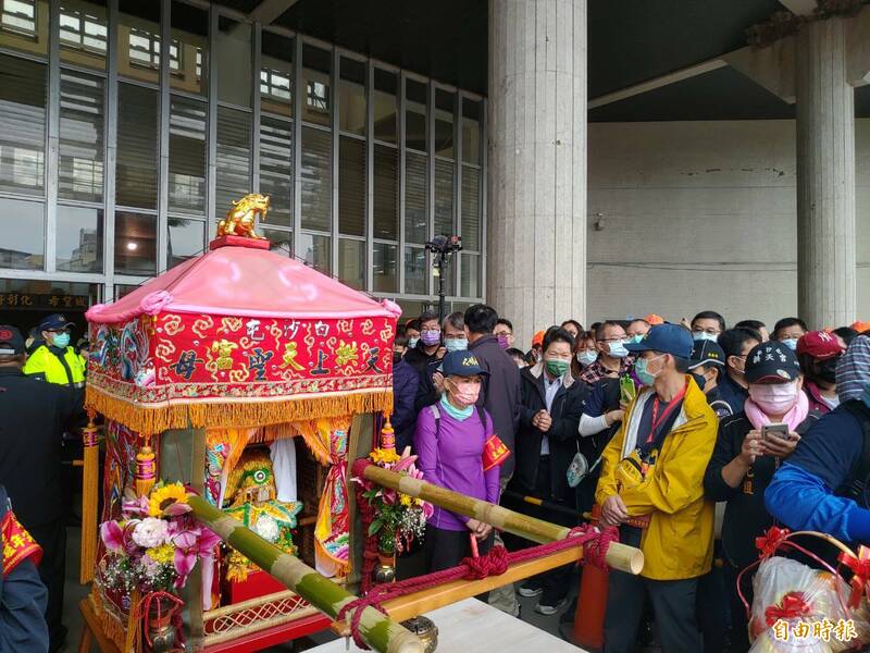 「粉紅超跑」來到彰化縣政府停駕半小時，大批信眾趕來向媽祖祈福。（記者劉曉欣攝）