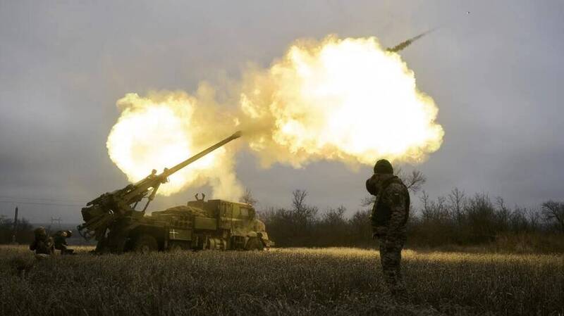 去年12月26日在頓內茨克阿夫迪夫卡（Avdiivka），烏軍以凱撒自走砲向俄軍陣地開火。（美聯社）