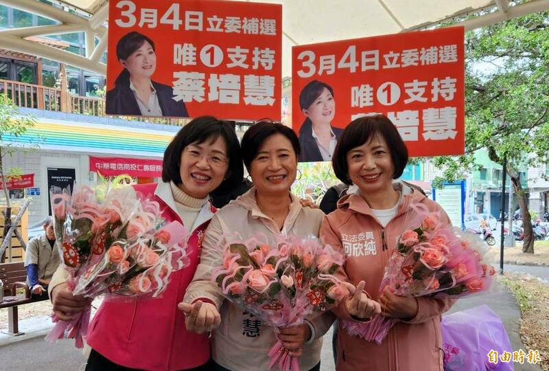 今天是情人節，民進黨南投縣第2選區立委補選候選人蔡培慧（中）在立委何欣純（右）、蘇巧慧（左）陪同下，致贈玫瑰花向鄉親拜票。（記者謝介裕攝）