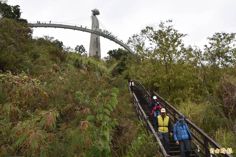 小崗山好漢坡步道坡度爬升約200公尺，拾階而上可達好漢亭、崗山之眼天空步道，阿公店水庫周遭景致盡收眼底。（記者蘇福男攝）