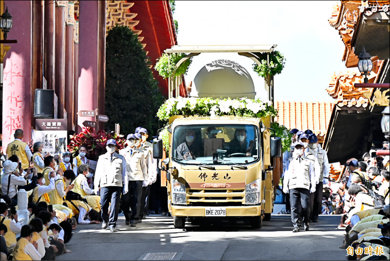 星雲法師圓寂讚頌典禮圓滿，坐龕法體真身「涅槃塔」移出會場進行巡山儀式，許多弟子、信眾跟隨送行。（記者李惠洲攝）