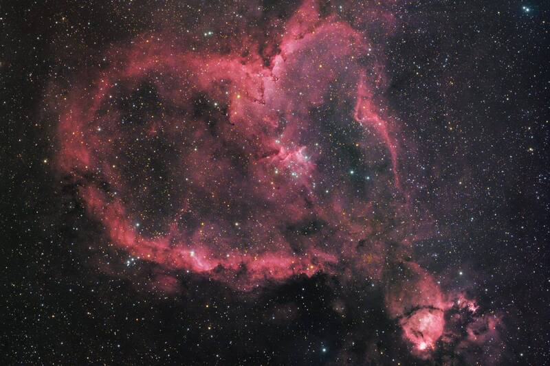 位於7500光年外的仙后座星雲IC 1805，因外形酷似愛心，而被稱為「情人節星雲」、「愛心星雲」或「心臟星雲」。（圖由台北市天文館提供）