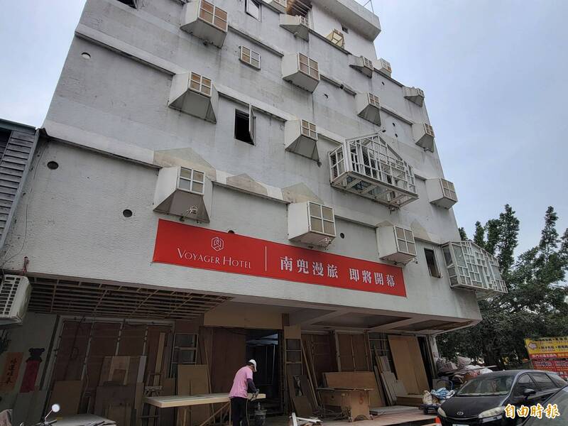 原佳佳西市場旅店確定由新團隊接手，更名「南兜漫旅」，即將開幕的紅布條相當醒目。（記者王姝琇攝）