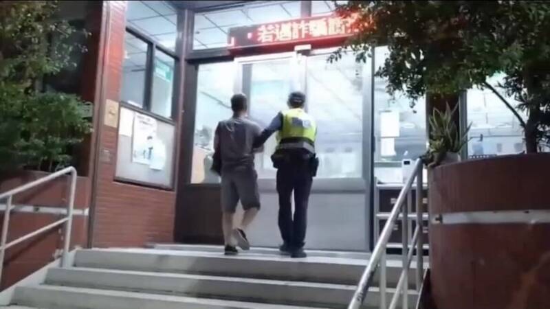 警方將林男上銬逮捕，詢後依涉嫌公共危險罪嫌移送偵辦。 （讀者提供）