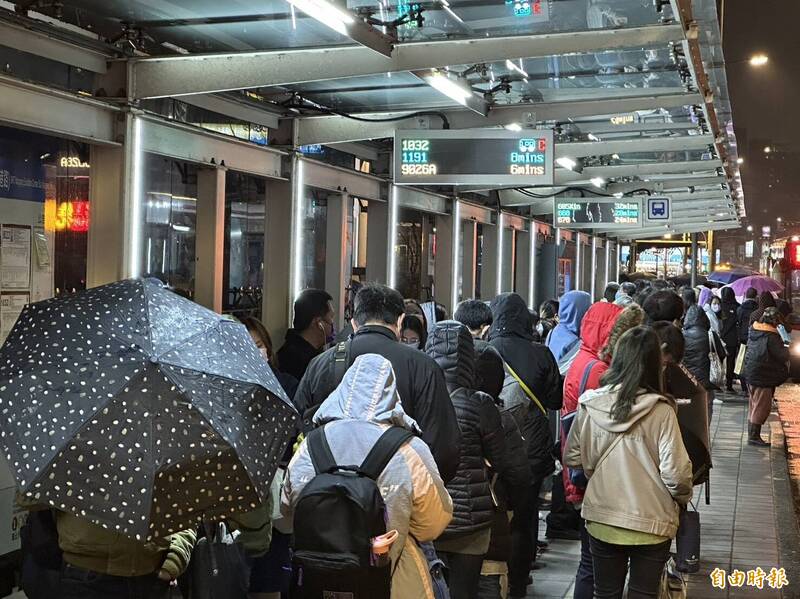 9026南港展覽館發車站，晚上下班時大排長龍。（記者盧賢秀攝）