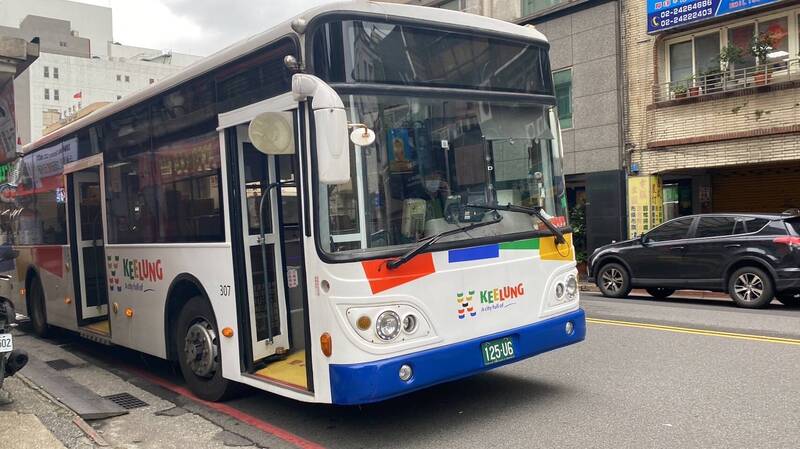 公車停在市政府站，讓救護人員上車對患者進行救治。（記者吳昇儒翻攝）