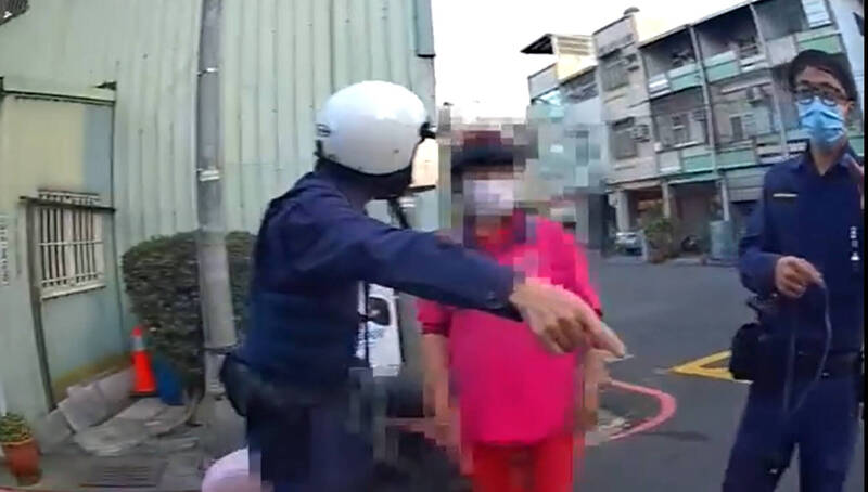 陳姓男子見警丟包毒品滅證。（民眾提供）