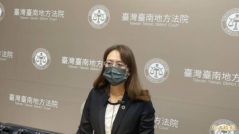 台南地院行政庭長劉秀君說明徐姓男法官被控霸凌事件初步調查情形。（記者王俊忠攝）