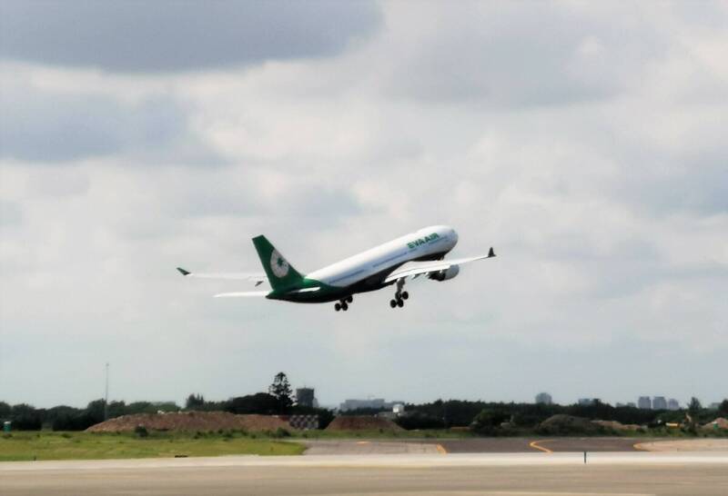 長榮航空昨天（14日）BR75曼谷飛往阿姆斯特丹的波音787-10航機台北時間下午2點50分起飛後，駕駛艙竟出現蜘蛛絲狀破裂，幸平安降落。此為長榮航空航機示意圖。（桃機公司提供）